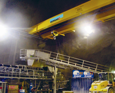 Zweiträger-Brückenkran in der Betonanlage. An der linken Brücke ist der Stoss der 2-teiligen Brücke ersichtlich.