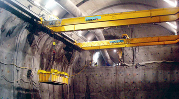 Sieben Brückenkrane im Berg