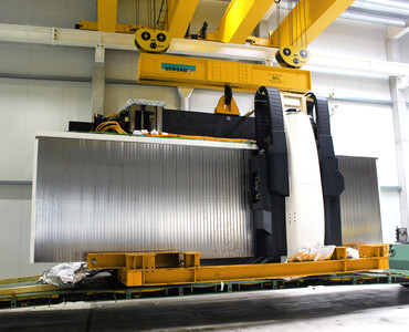 Mit angehängter Traverse und Tandembetrieb können Lasten bis 60 Tonnen transportiert werden.