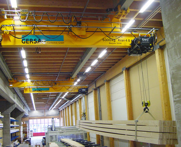 Ausfahrbare Kranbrücke bei der Hüsser Holzleimbau AG