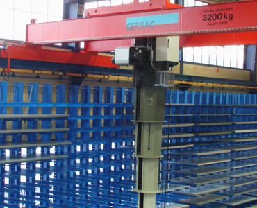 Blick von der oberen Etage in das Blech-Regallager