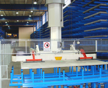 Übergabetisch mit der Einzäunung: Der Stapelkran greift automatisch ein Blechpaket