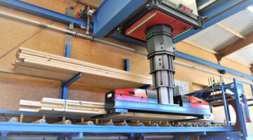 Simi-Stapelkran im Holzkurier